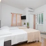 Vakantiehuis Amazing In With Wifi Vrgorac