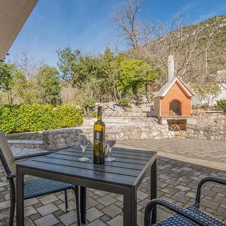 Casa de Férias Cozy In With Outdoor Swimming Pool Vrgorac