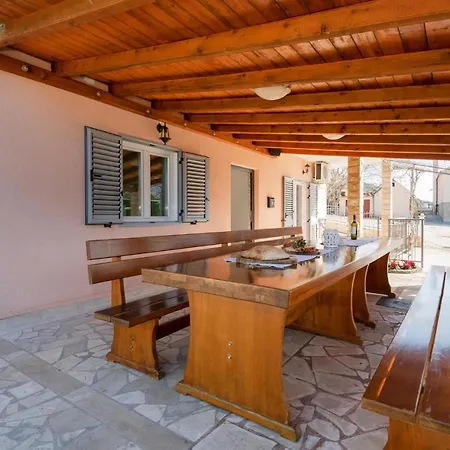 Cozy In With Outdoor Swimming Pool Casa de Férias Vrgorac