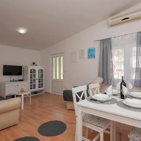 Casa de Férias Cozy In With Outdoor Swimming Pool *