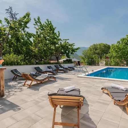Casa de Férias Cozy In With Outdoor Swimming Pool Vrgorac