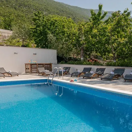 Cozy In With Outdoor Swimming Pool Vrgorac