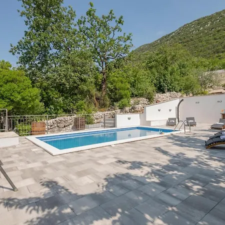 Cozy In With Outdoor Swimming Pool Casa de Férias