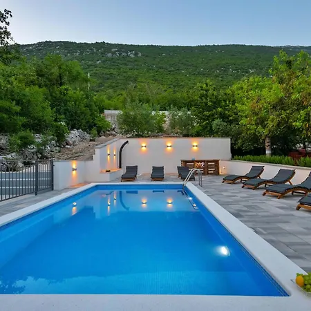 Cozy In With Outdoor Swimming Pool Casa de Férias