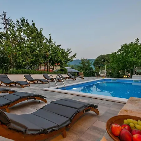 Cozy In With Outdoor Swimming Pool *