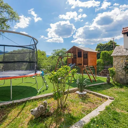 Casa de Férias Cozy In With Outdoor Swimming Pool *