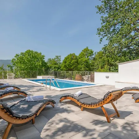 Cozy In With Outdoor Swimming Pool *