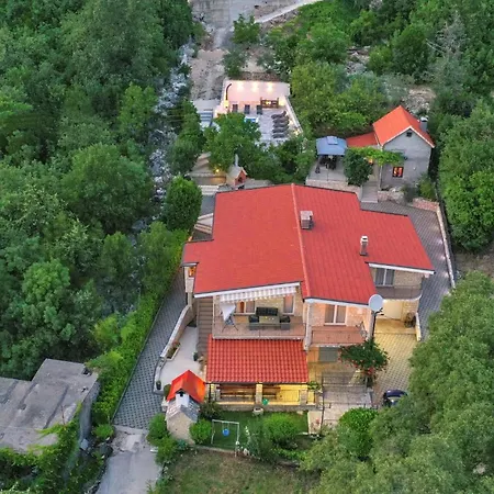 Casa de Férias Cozy In With Outdoor Swimming Pool