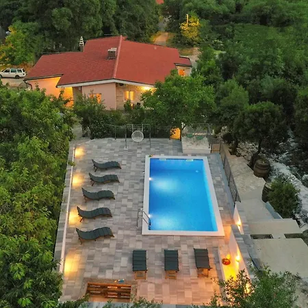 Cozy In With Outdoor Swimming Pool *